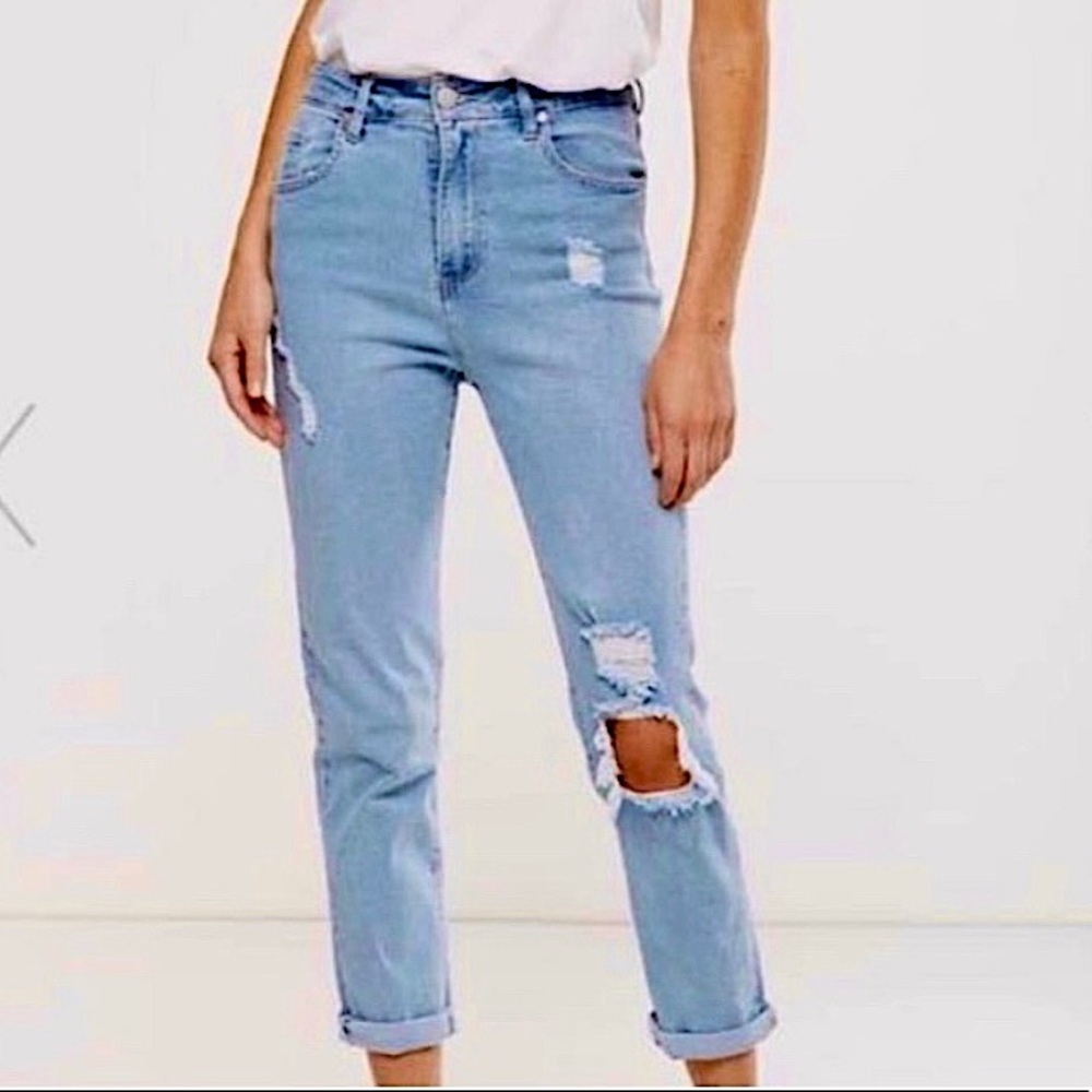 COTTON ON High 90’s Distressed Light Blue Straight Leg Jeans Size 2 EUC Mom Jean